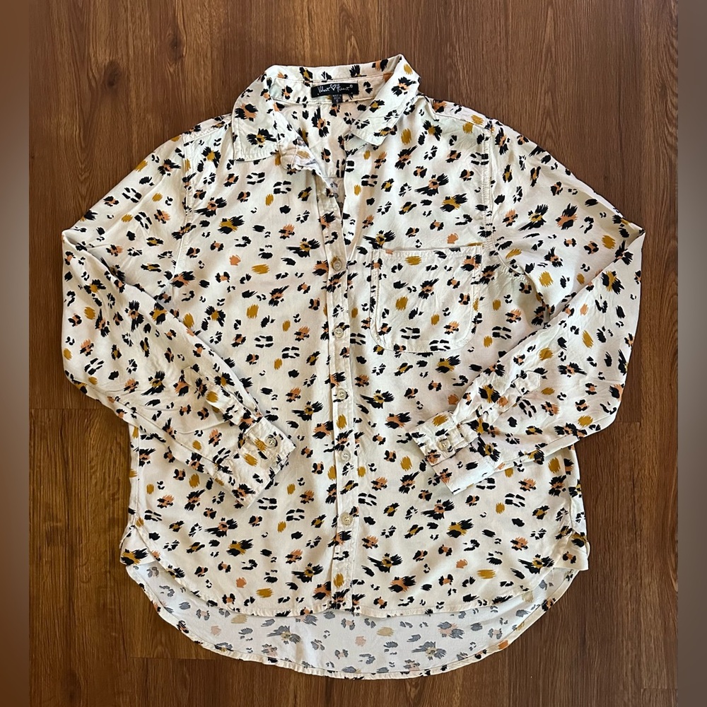 Velvet Heart Women's Leopard Print Button-Down Blouse – Effortless Chic